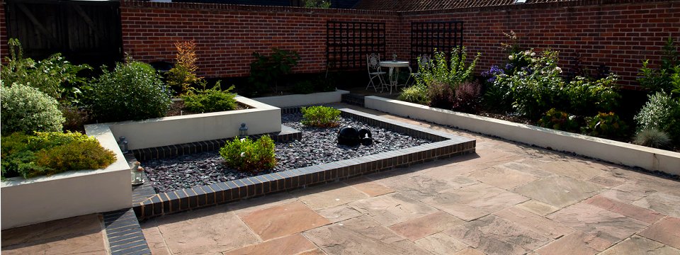 Contemporary Courtyard Garden Tacolneston